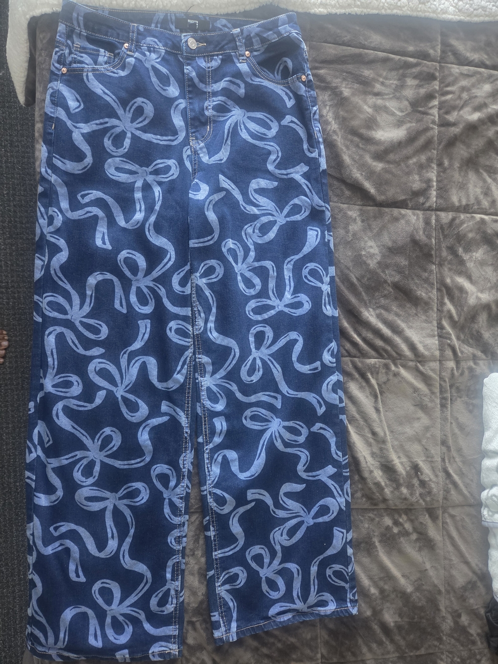 Straight-Leg Women’s Jeans in Navy Blue Ribbon Print